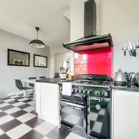 Stylish & Modern 3br Apartment, Free Parking *