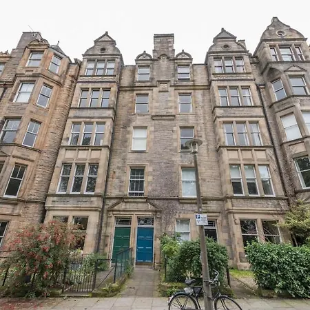 3 Bed Overlooking Meadows Park *