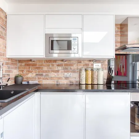 Central Bright 3 Bed Flat With Parking Апартаменты *