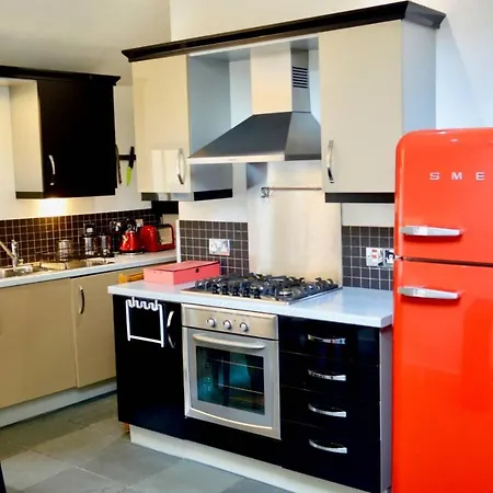 2 Bedroom Flat On Quiet Cobbled Street Διαμέρισμα