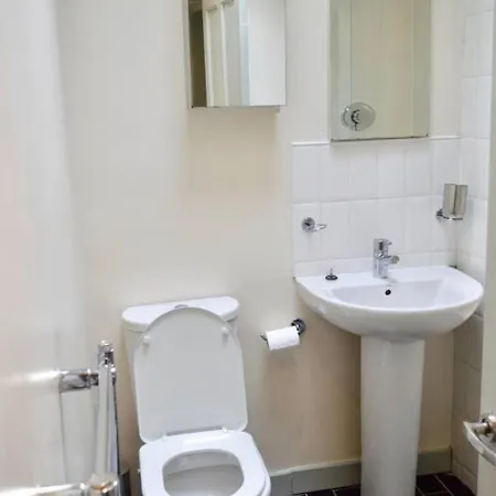2 Bedroom Flat On Quiet Cobbled Street Διαμέρισμα *