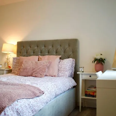 Lovely Spacious 2 Bedroom Flat By The Meadows Appartement *