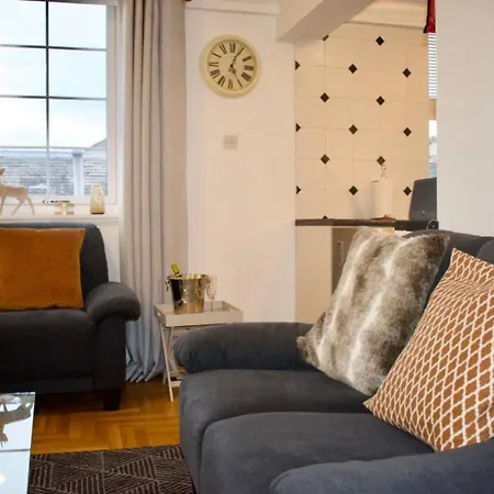Lägenhet Bright And Modern With Pool And Rooftop Views Edinburg