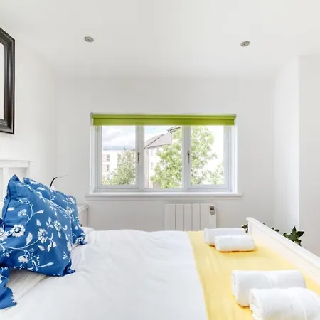 Апартаменты Central Bright 3 Bed Flat With Parking Эдинбург
