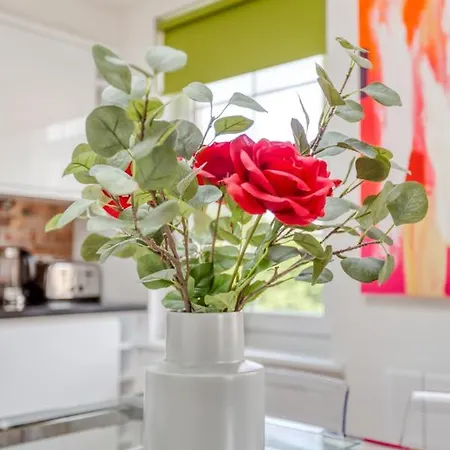 Bright 3 Bed Flat With Pool & Parking *