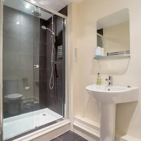 Bright And Spacious 3br In Affluent West End شقة