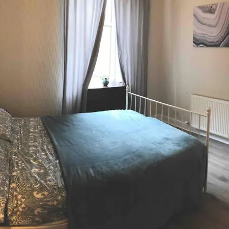 Modern Double Bed Close To City Centre Apartment
