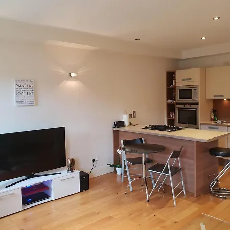 Prime Location - City Centre Flat With Private Parking إدنبرة