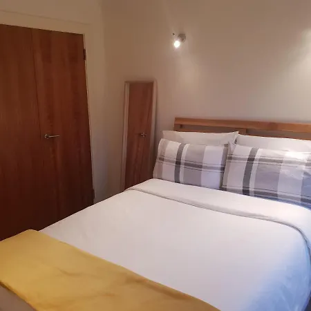 Prime Location - City Centre Flat With Private Parking