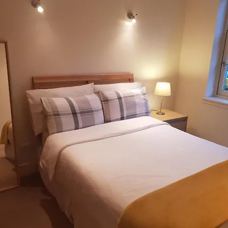 Prime Location - City Centre Flat With Private Parking شقة إدنبرة