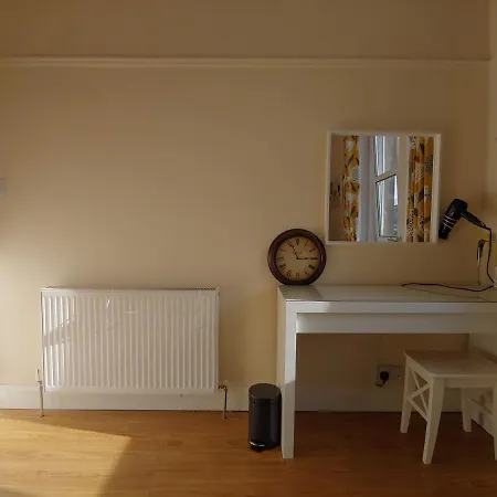 Big Bedroom Close To City Center With Breakfast Included *