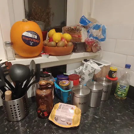 Big Bedroom Close To City Center With Breakfast Included Pansiyon Edinburgh