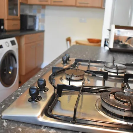 Dalkeith Road - Cosy 2br Close To Trendy Newington & Old Town Apartment