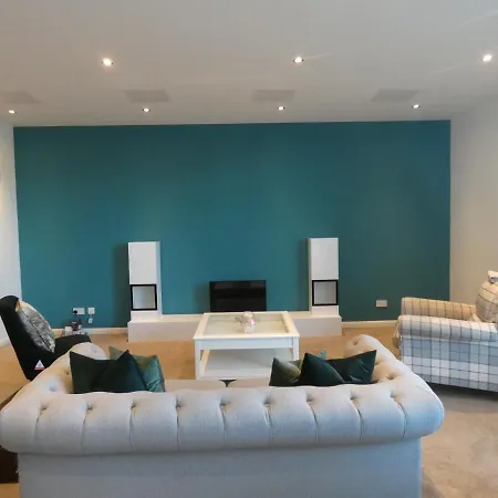 Silver Lining - Modern & Stylish 3 Bed With Parking Apartment *