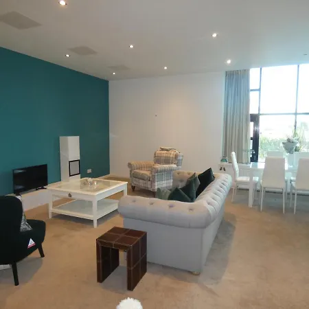 Silver Lining - Modern & Stylish 3 Bed With Parking Apartment *