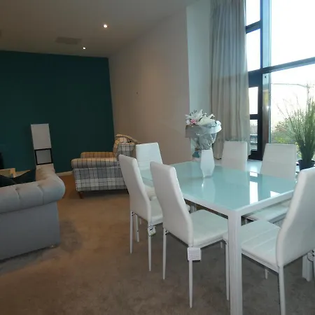 Silver Lining - Modern & Stylish 3 Bed With Parking *