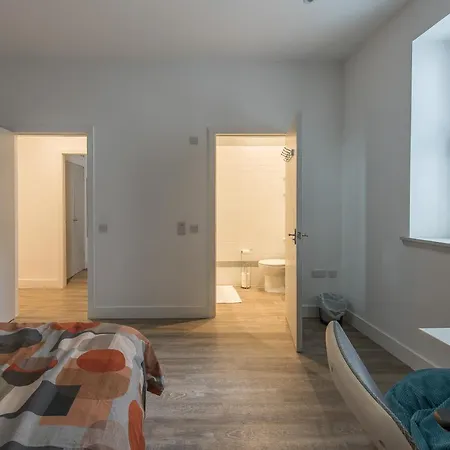 Haymarket Spacious 3 Bedroom Street Level Appartement *