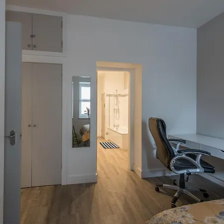 Haymarket Spacious 3 Bedroom Street Level Apartment Edinburgh