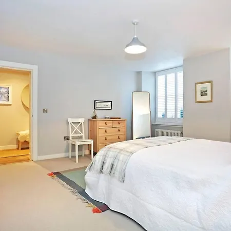 Joivy Vibrant Near Calton Hill *