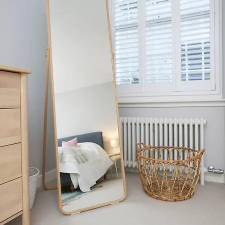 Joivy Vibrant Near Calton Hill *