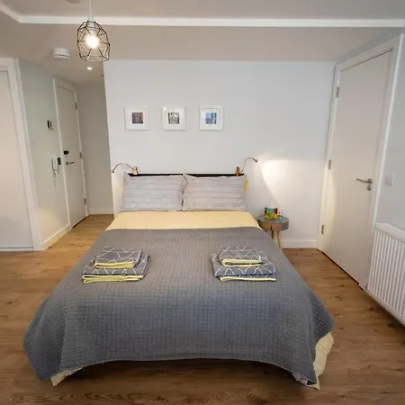 Studio Flat With Free Parking *