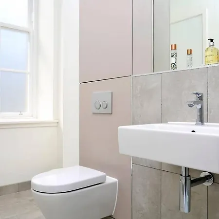 Modern Central Quartermile Studio * Edinburgh