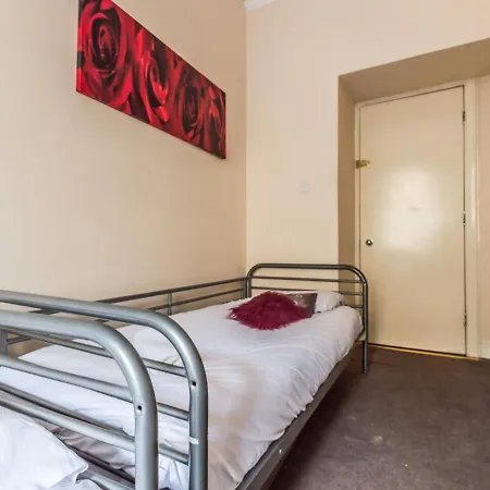 Three Bedroom Near City Center Διαμέρισμα
