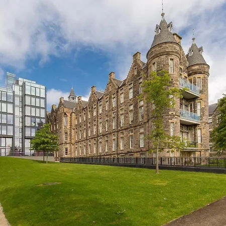 424 Stunning 2 Bedroom Duplex By The Meadows With Secure Parking *