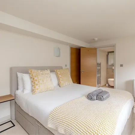 Apartment 424 Stunning 2 Bedroom Duplex By The Meadows With Secure Parking