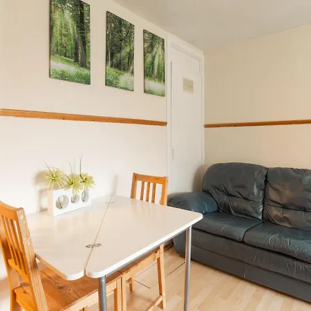 One Bedroom In Old Town Near City Center Edinburgh