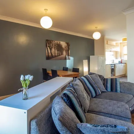 Bright & Spacious 4bd Suburban דירה *