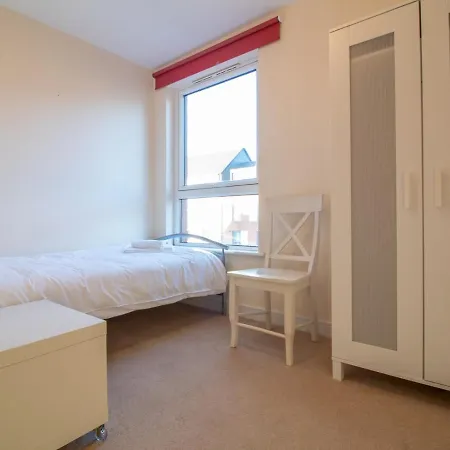 Bright & Spacious 4bd Suburban אדינבורו