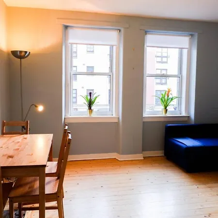 Welcoming And Spacious 2 Bedroom In Central Bristo Square Apartment