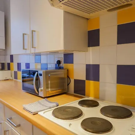 Welcoming And Spacious 2 Bedroom In Central Bristo Square Apartment *