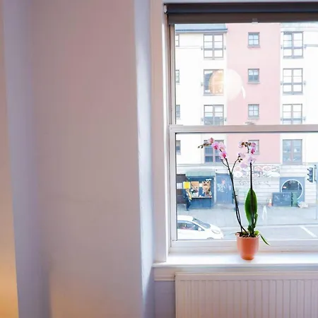 Apartment Welcoming And Spacious 2 Bedroom In Central Bristo Square *