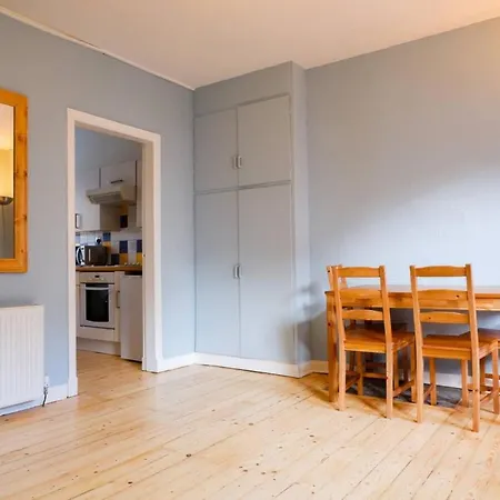 Apartment Welcoming And Spacious 2 Bedroom In Central Bristo Square *