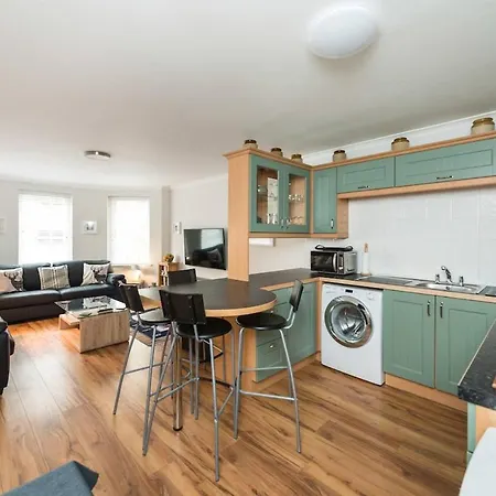 Sophisticated Apt In Trendy Leith Port District