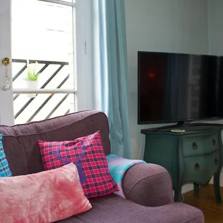 Charming City Centre Flat Sleeps 4 Apartment *