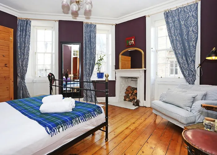 Joivy Iconic Colorful On The Royal Mile Apartment