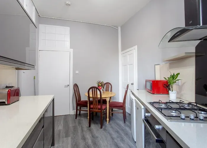 Stunning 2-bed In Apartment *