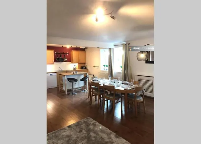 Waterfront Living In Leith With Free Parking! Daire *