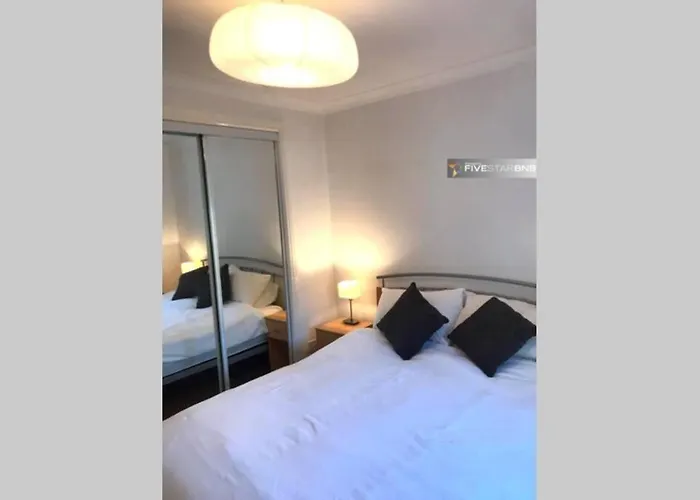 Waterfront Living In Leith With Free Parking!