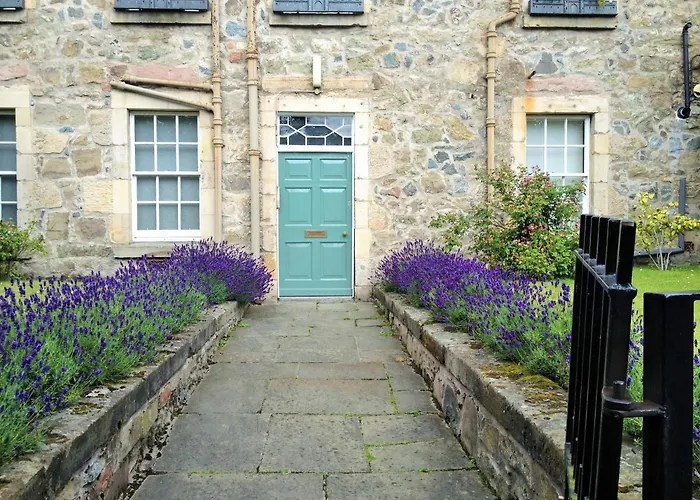 F2 Charming Centre Full Of Character Edinburgh