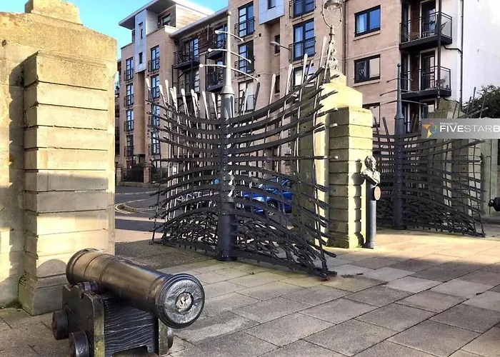 Waterfront Living In Leith With Free Parking! Daire *