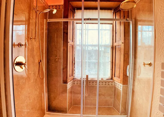 F2 Charming Centre Full Of Character Apartment