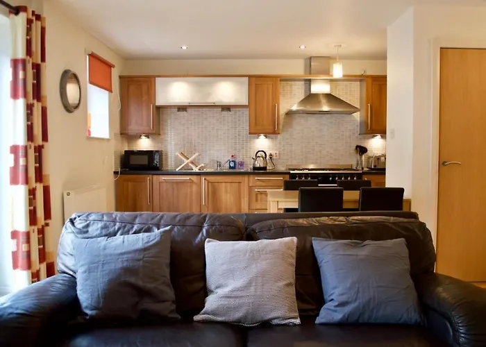 Modern 2 Bedroom Centre Flat