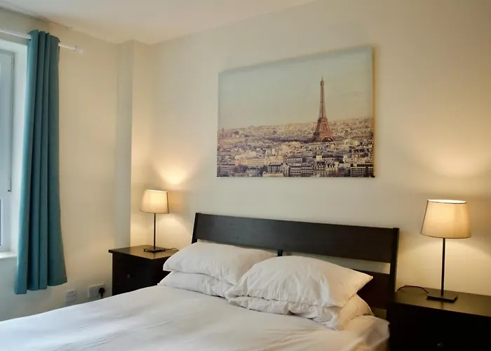 Modern 2 Bedroom Centre Flat * אדינבורו