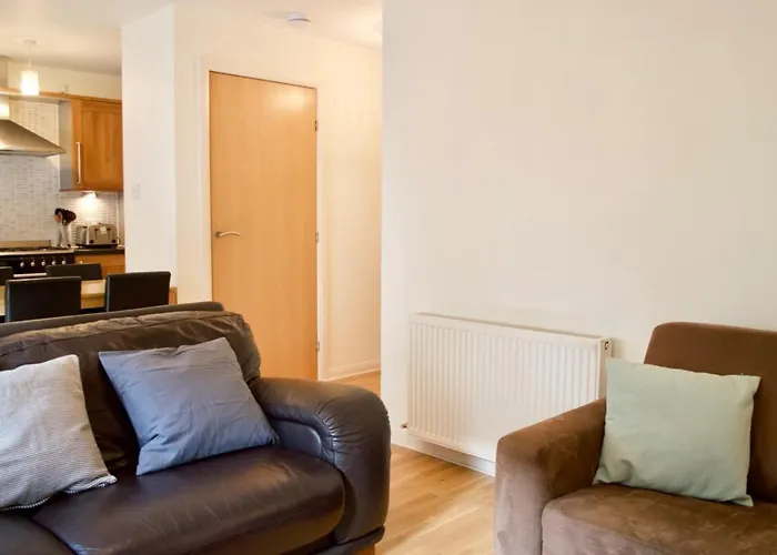 Modern 2 Bedroom Centre Flat דירה *