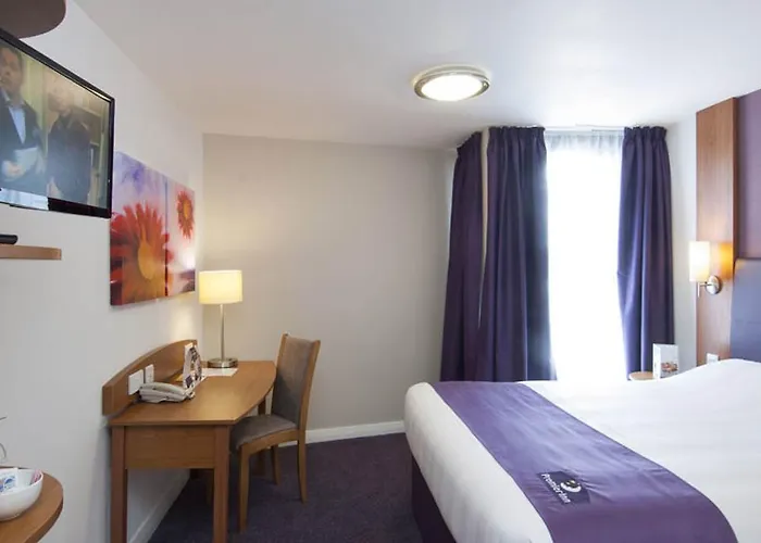 Premier Inn Edinburgh Princes Street Hotel 3*