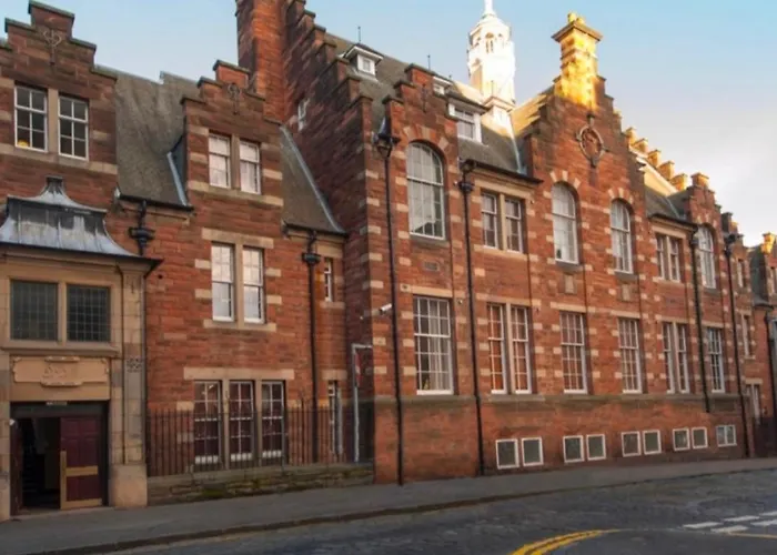 Old Town Gem - Castle Dark History Uni *